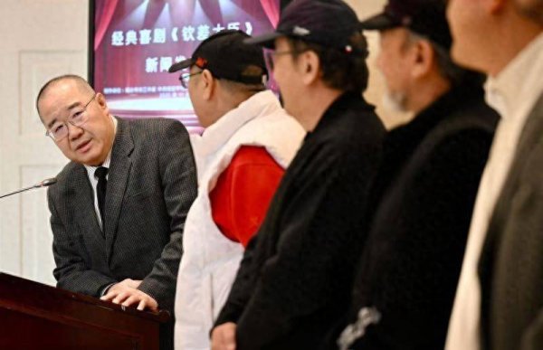 捷希缘配资 英达和他的喜剧搭子聚齐了 《钦差大臣》冥冥中就为了这个戏